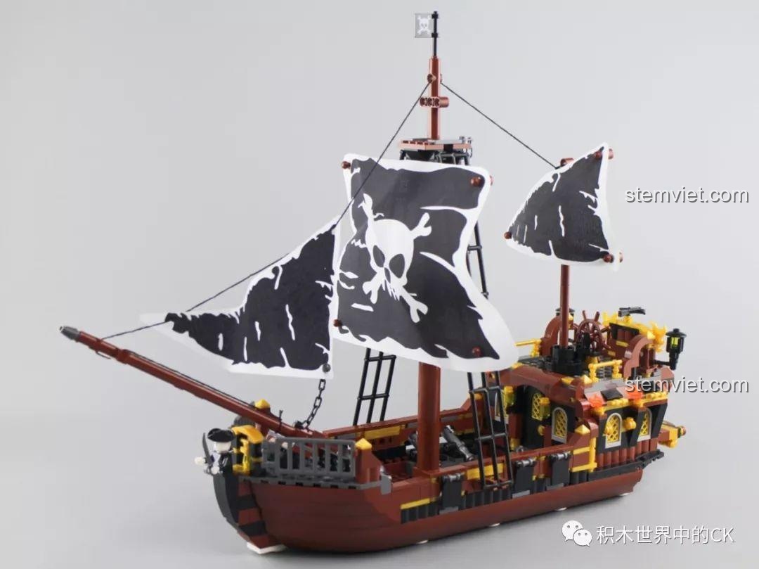 Toàn cảnh mô hình đồ chơi lắp ghép Tàu Hải Tặc Zhe Gao QL1800 đã hoàn thành, nhìn từ phía trước.