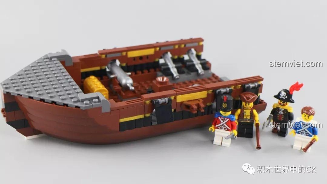 Quá trình lắp ráp phần thân của bộ đồ chơi xếp hình Tàu Hải Tặc Zhe Gao QL1800, cùng với các nhân vật minifigures.