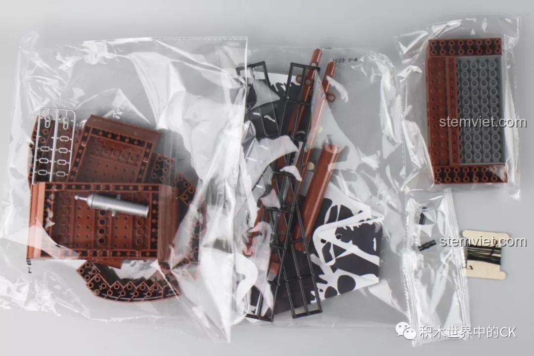 Các mảnh ghép lớn và đặc biệt của bộ đồ chơi lắp ghép Tàu Hải Tặc Zhe Gao QL1800 được đóng gói riêng biệt.