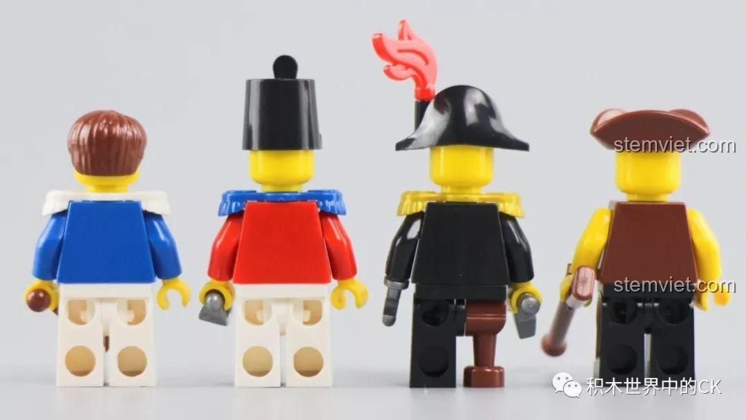 Mặt sau của các nhân vật minifigures từ bộ lắp ghép Tàu Hải Tặc Zhe Gao QL1800, cho thấy chi tiết trang phục.