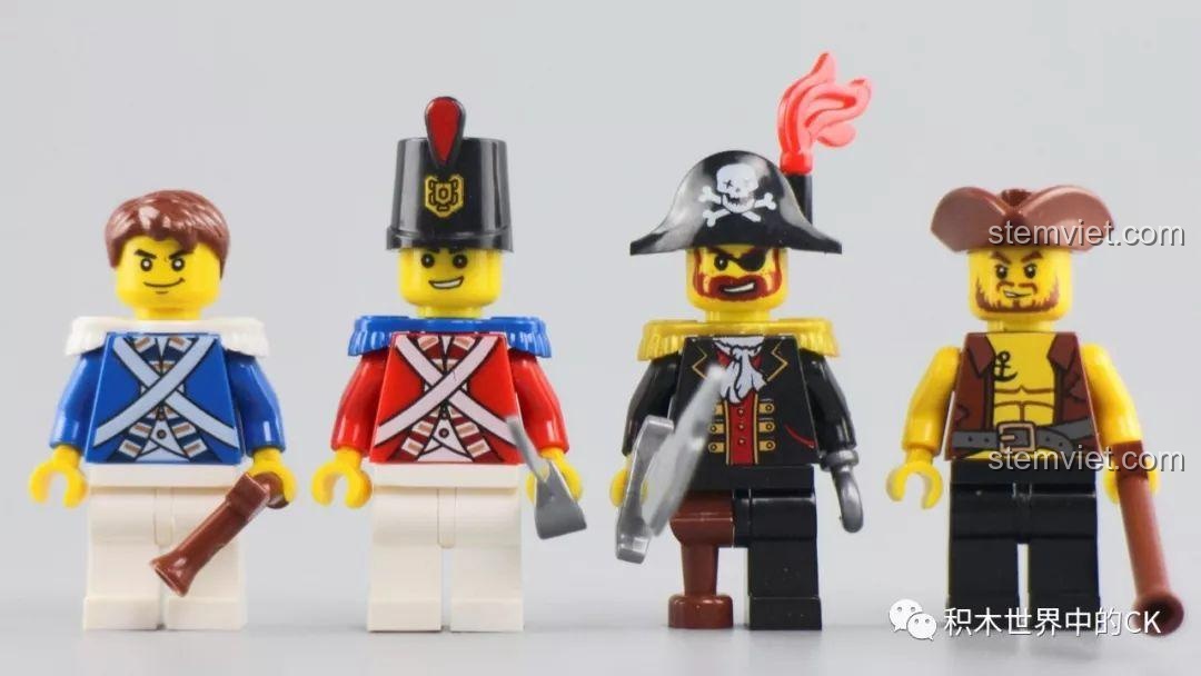 Cận cảnh 4 nhân vật minifigures đi kèm bộ đồ chơi xếp hình Tàu Hải Tặc Zhe Gao QL1800, với trang phục và phụ kiện độc đáo.