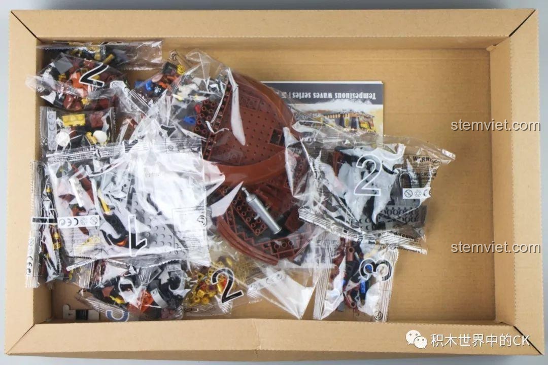 Bên trong hộp bộ lắp ghép Zhe Gao QL1800 Tàu Hải Tặc, các túi mảnh ghép được sắp xếp gọn gàng.