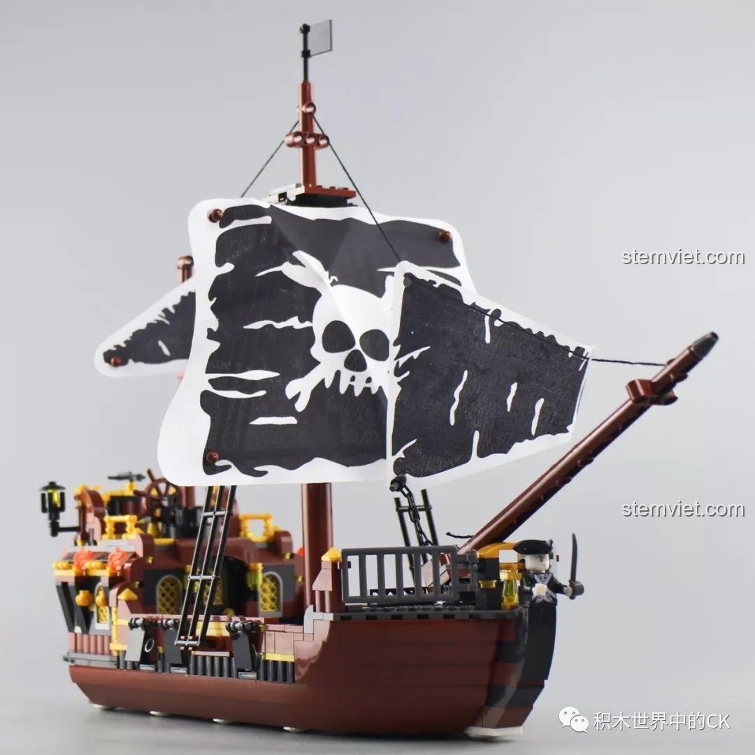 Cận cảnh mũi tàu của bộ đồ chơi xếp hình Tàu Hải Tặc Zhe Gao QL1800, với nhân vật thuyền trưởng đứng gác.