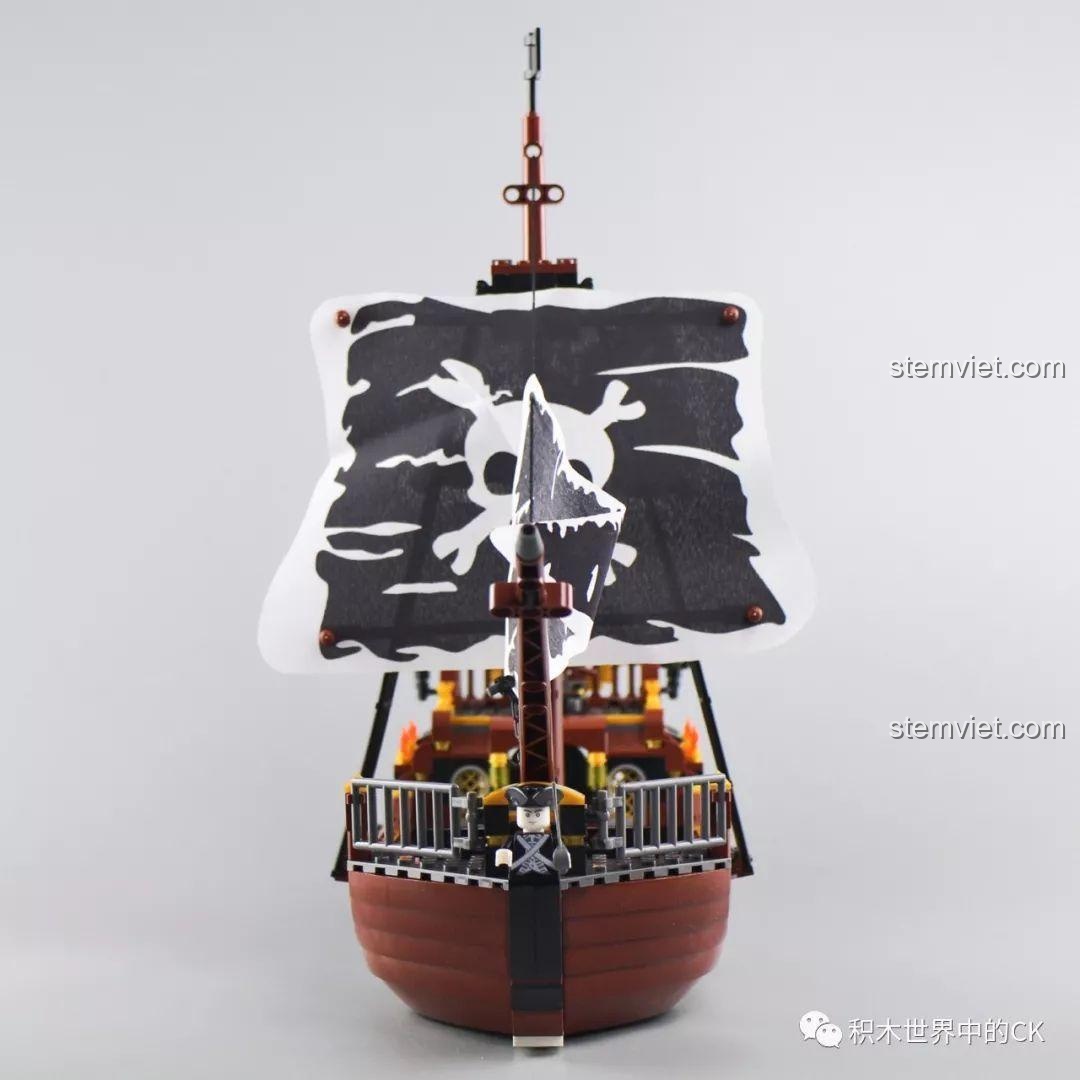 Mô hình đồ chơi xếp hình Tàu Hải Tặc Zhe Gao QL1800 nhìn trực diện từ mũi tàu, với lá cờ đầu lâu đặc trưng.