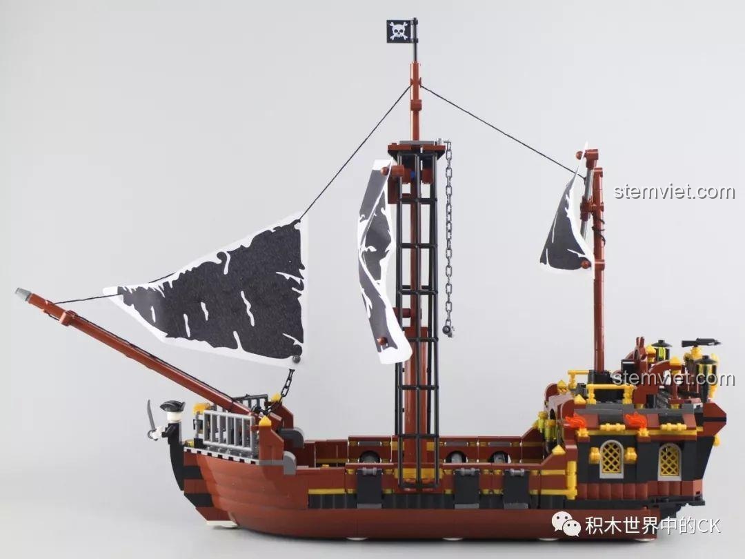 Mô hình đồ chơi lắp ghép Tàu Hải Tặc Zhe Gao QL1800 nhìn từ phía sau, với các cánh buồm và bánh lái.