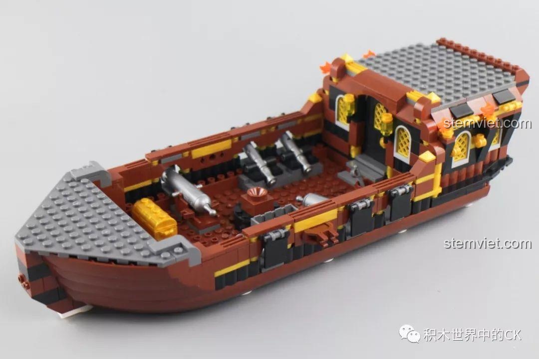 Góc nhìn khác của phần thân tàu đang được lắp ráp từ bộ lắp ghép Tàu Hải Tặc Zhe Gao QL1800.