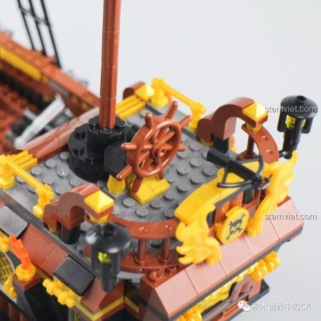 Góc nhìn tổng thể mô hình đồ chơi lắp ghép Tàu Hải Tặc Zhe Gao QL1800, thể hiện sự cân đối và chi tiết.