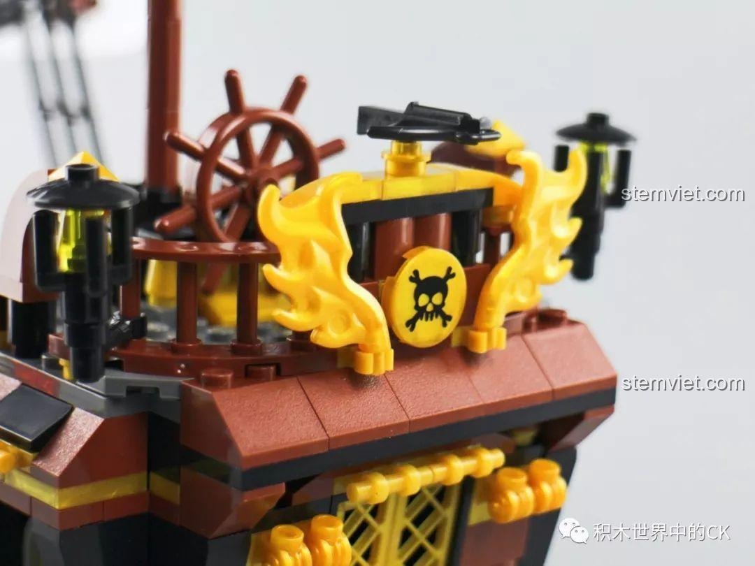 Một góc chụp khác của mô hình đồ chơi xếp hình Tàu Hải Tặc Zhe Gao QL1800, làm nổi bật các đường nét thiết kế.