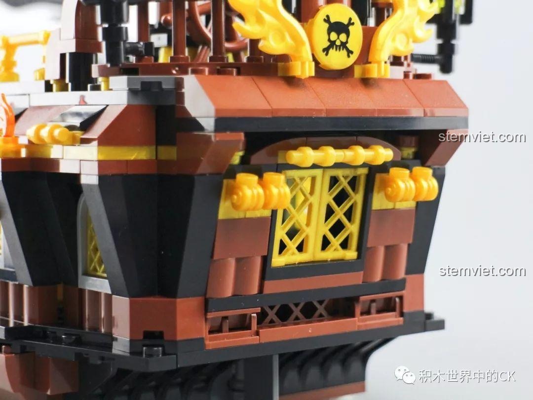 Mô hình đồ chơi lắp ghép Tàu Hải Tặc Zhe Gao QL1800 nhìn từ phía trước, với cánh buồm chính và cột buồm.