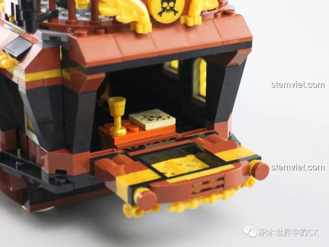 Góc nhìn từ trên cao của mô hình đồ chơi xếp hình Tàu Hải Tặc Zhe Gao QL1800, cho thấy cấu trúc tổng thể.