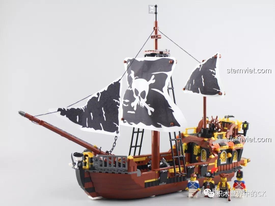 Mô hình đồ chơi lắp ghép Tàu Hải Tặc Zhe Gao QL1800 cùng các nhân vật minifigures, tạo nên một cảnh tượng sống động.