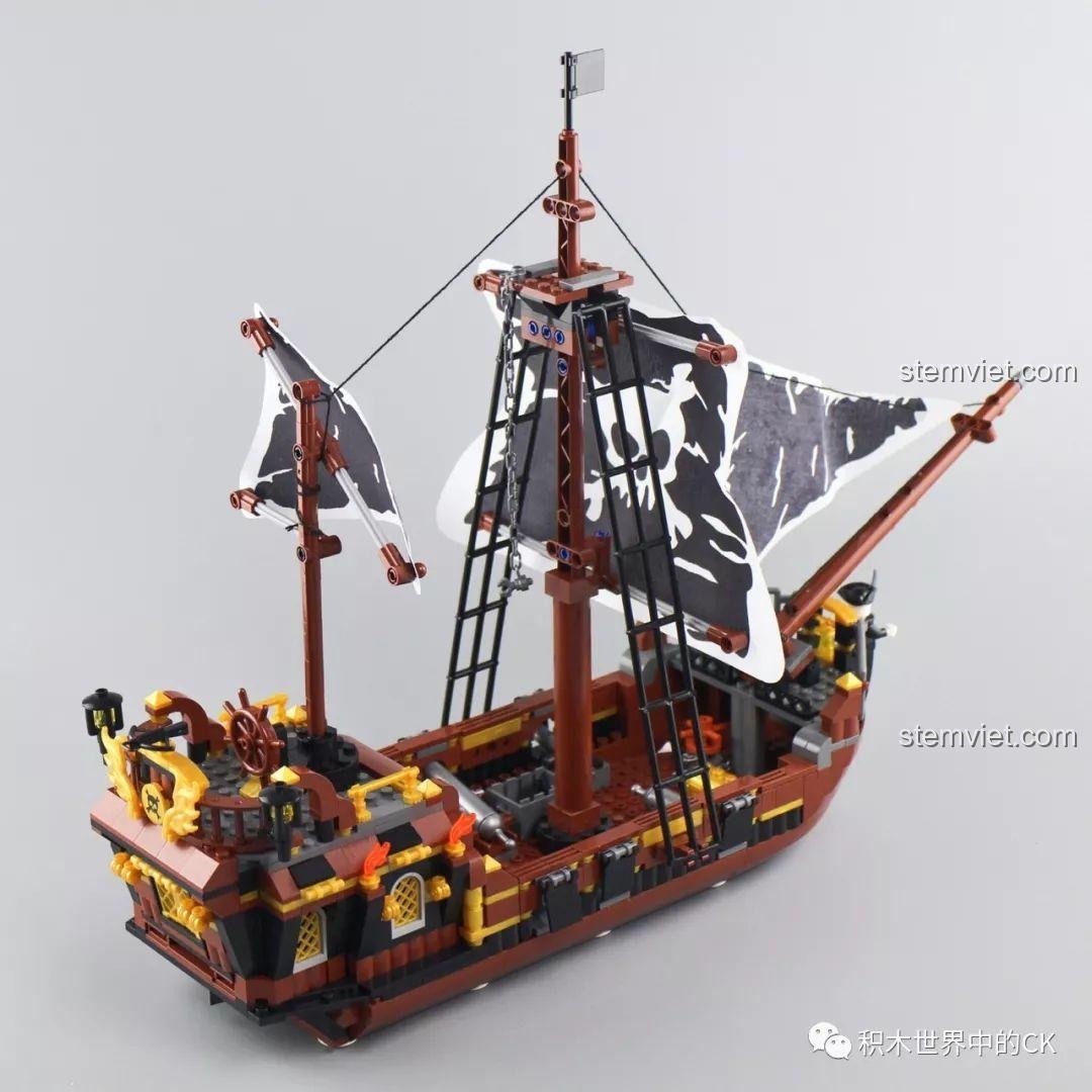 Góc nhìn từ trên cao của mô hình đồ chơi xếp hình Tàu Hải Tặc Zhe Gao QL1800, cho thấy tổng thể thiết kế.