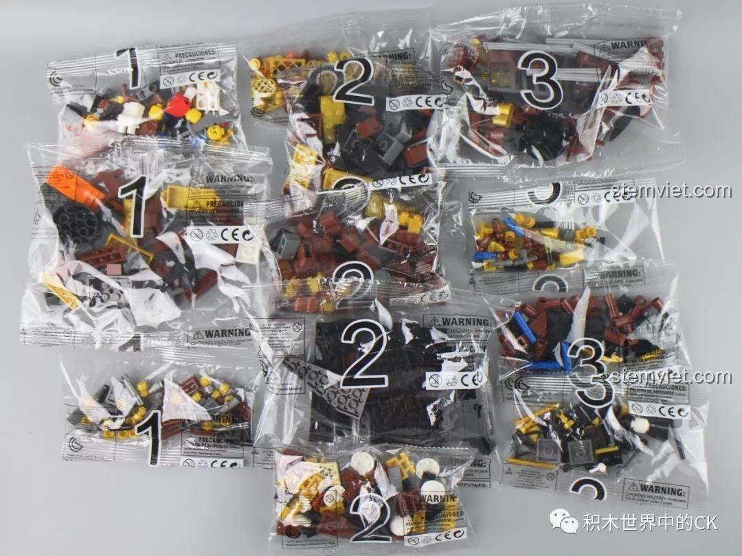 Các túi mảnh ghép của bộ lắp ghép Tàu Hải Tặc Zhe Gao QL1800 được đánh số rõ ràng, tiện lợi cho việc lắp ráp.
