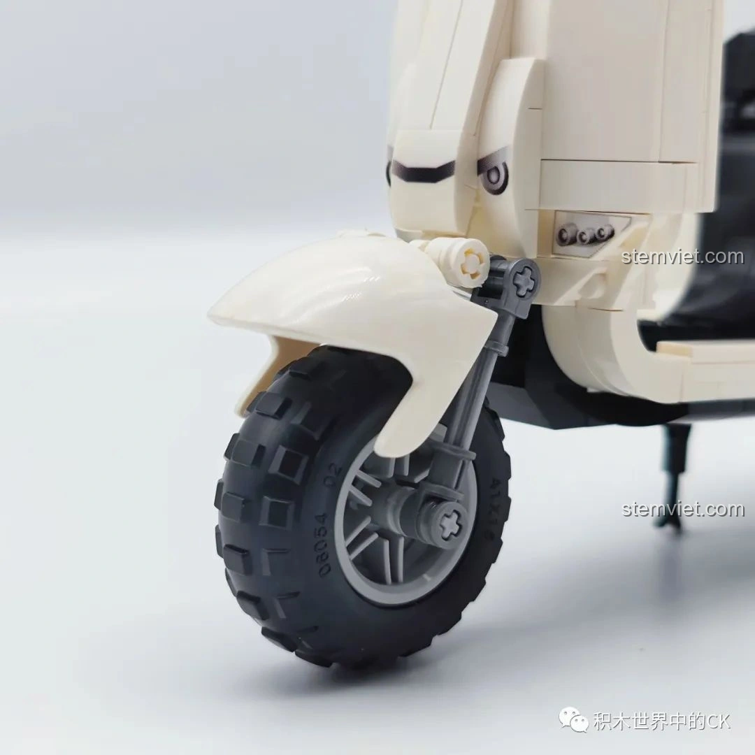 Cận cảnh bánh trước của mô hình Xe mô tô Vespa Gấu Trúc Trắng Zhegao 00326, cho thấy độ chi tiết của lốp và vành xe.
