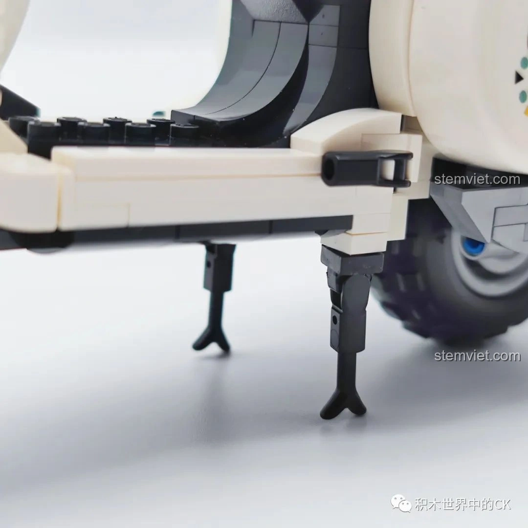 Cận cảnh chân chống của mô hình Xe mô tô Vespa Gấu Trúc Trắng Zhegao 00326, giúp xe đứng vững.