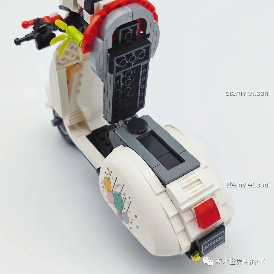 Cận cảnh cốp xe phía sau của mô hình Xe mô tô Vespa Gấu Trúc Trắng Zhegao 00326, có thể mở ra để cất đồ.