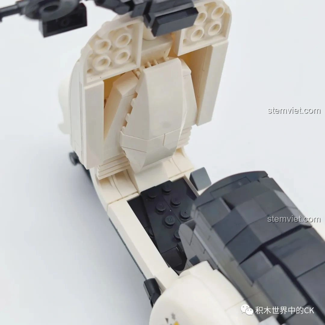 Cận cảnh cốp xe phía trước của mô hình Xe mô tô Vespa Gấu Trúc Trắng Zhegao 00326, có thể mở ra được.