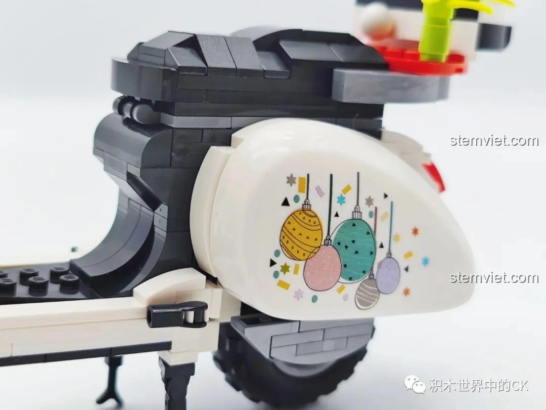 Cận cảnh tấm decal trang trí hình quả cầu màu sắc trên thân xe của mô hình Xe mô tô Vespa Gấu Trúc Trắng Zhegao 00326.