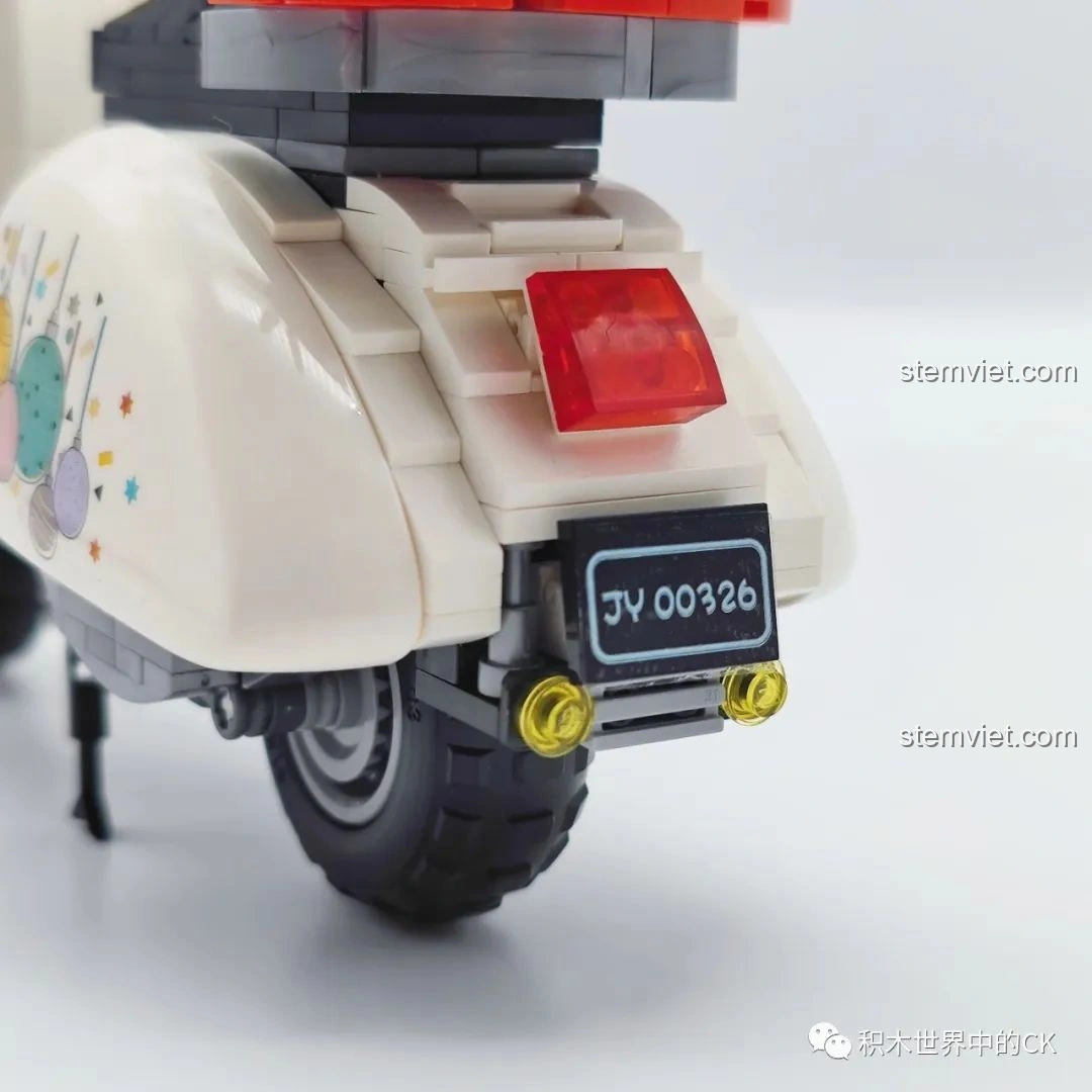 Cận cảnh chú gấu trúc đáng yêu ngồi trên yên sau của mô hình Xe mô tô Vespa Gấu Trúc Trắng Zhegao 00326, với trái tim đỏ nổi bật.