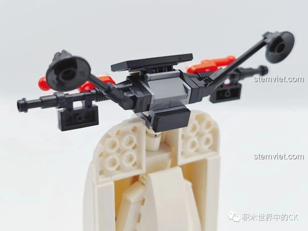 Cận cảnh quá trình lắp ráp phần tay lái của bộ đồ chơi lắp ghép Xe tay ga Vespa 326, cho thấy cấu trúc bên trong.