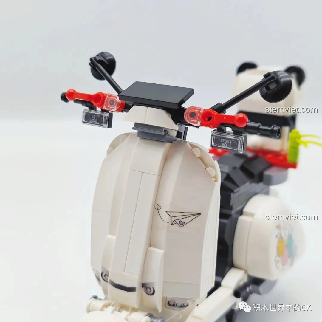 Cận cảnh tay lái và gương chiếu hậu của mô hình Xe mô tô Vespa Gấu Trúc Trắng Zhegao 00326, với các chi tiết nhỏ màu đỏ nổi bật.