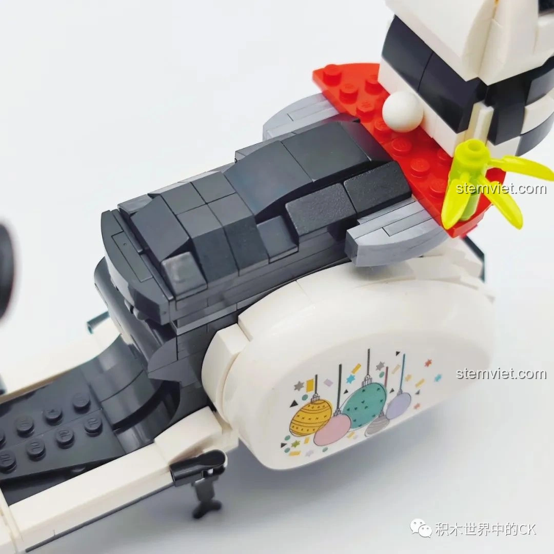 Cận cảnh phần yên xe và chú gấu trúc đáng yêu ngồi phía sau của mô hình Xe mô tô Vespa Gấu Trúc Trắng Zhegao 00326.