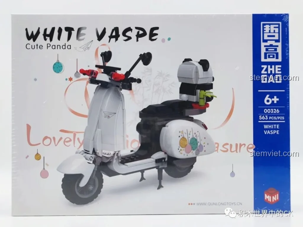 Hộp đồ chơi lắp ráp Xe mô tô Vespa Gấu Trúc Trắng Zhegao 00326 với hình ảnh xe và gấu trúc đáng yêu, mã số sản phẩm 00326, 563 chi tiết, phù hợp cho bé 6 tuổi.