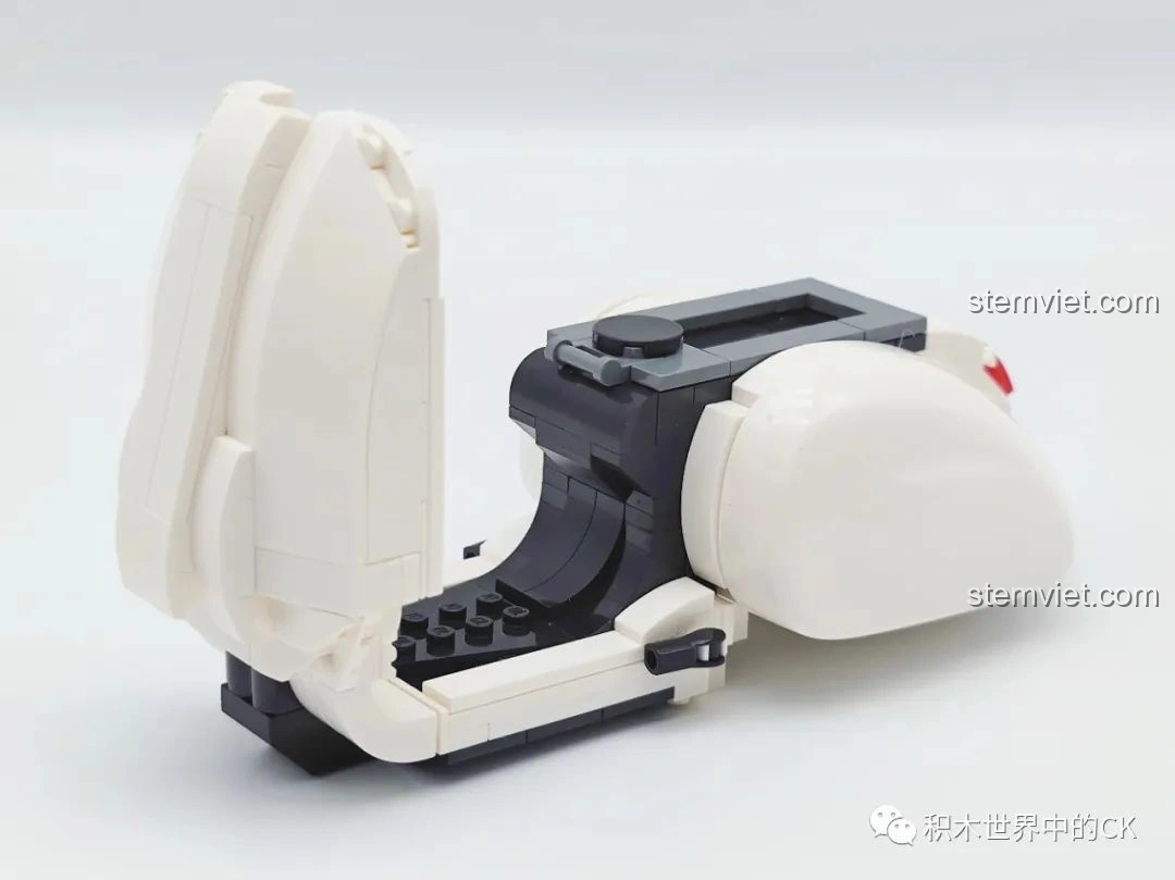 Quá trình lắp ráp bộ đồ chơi mô hình Xe tô Vespa Gấu Trúc 326 đang diễn ra, phần khung xe bắt đầu hình thành, cho thấy độ khít của các mảnh ghép.