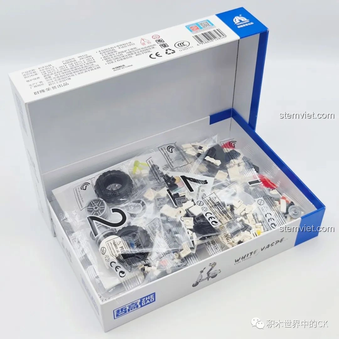 Bên trong hộp đồ chơi lắp ráp Xe mô tô Vespa Gấu Trúc Trắng Zhegao 00326 với các túi mảnh ghép và sách hướng dẫn, sẵn sàng cho quá trình lắp ráp.