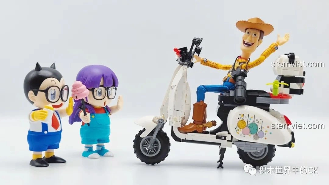 Hình ảnh render 3D của bộ đồ chơi lắp ráp Xe mô tô Vespa Gấu Trúc Trắng Zhegao 00326, thể hiện thiết kế tổng thể.