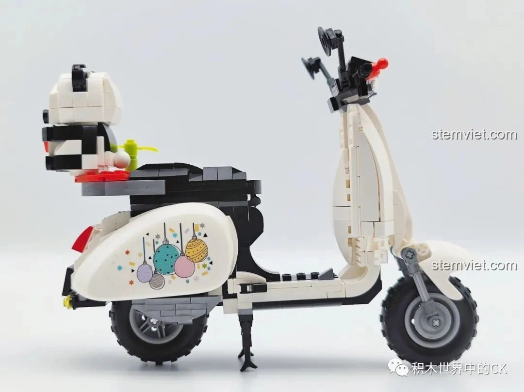 Mô hình Xe mô tô Vespa Gấu Trúc Trắng Zhegao 00326 nhìn từ góc nghiêng bên cạnh, cho thấy sự cân đối của toàn bộ xe.