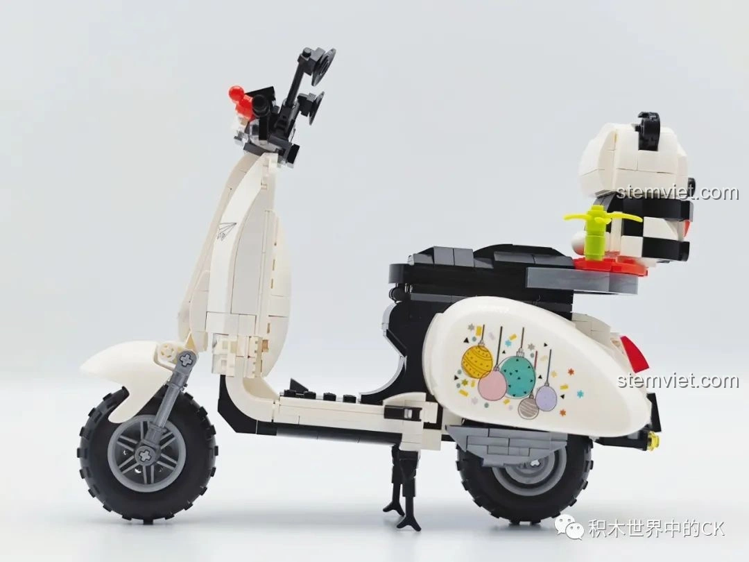 Mô hình Xe mô tô Vespa Gấu Trúc Trắng Zhegao 00326 nhìn từ bên cạnh, hiển thị rõ hình dáng xe Vespa cổ điển và chú gấu trúc.