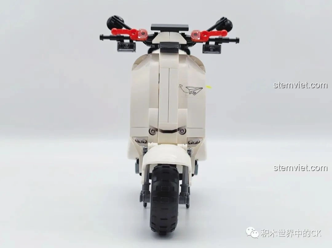 Mô hình Xe mô tô Vespa Gấu Trúc Trắng Zhegao 00326 nhìn chính diện, thể hiện sự cân đối và các chi tiết nhỏ trên đầu xe.