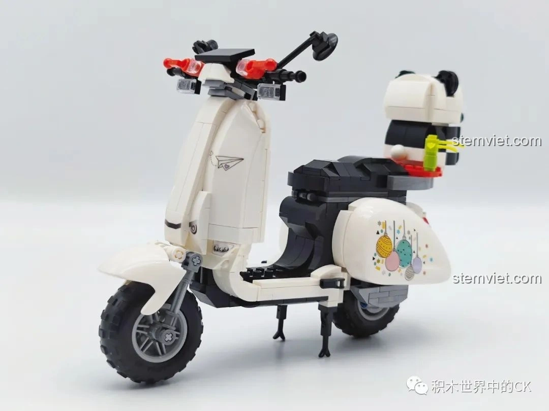 Góc nhìn khác của mô hình Xe mô tô Vespa Gấu Trúc Trắng Zhegao 00326 đã lắp xong, thể hiện chi tiết tay lái và đèn xe.