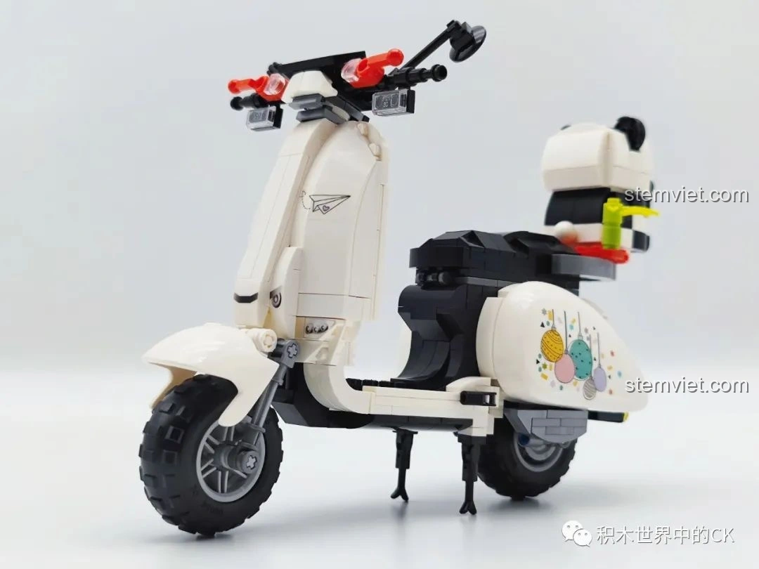 Mô hình Xe mô tô Vespa Gấu Trúc Trắng Zhegao 00326 hoàn chỉnh, góc chụp cận cảnh phần đầu xe và gương chiếu hậu.