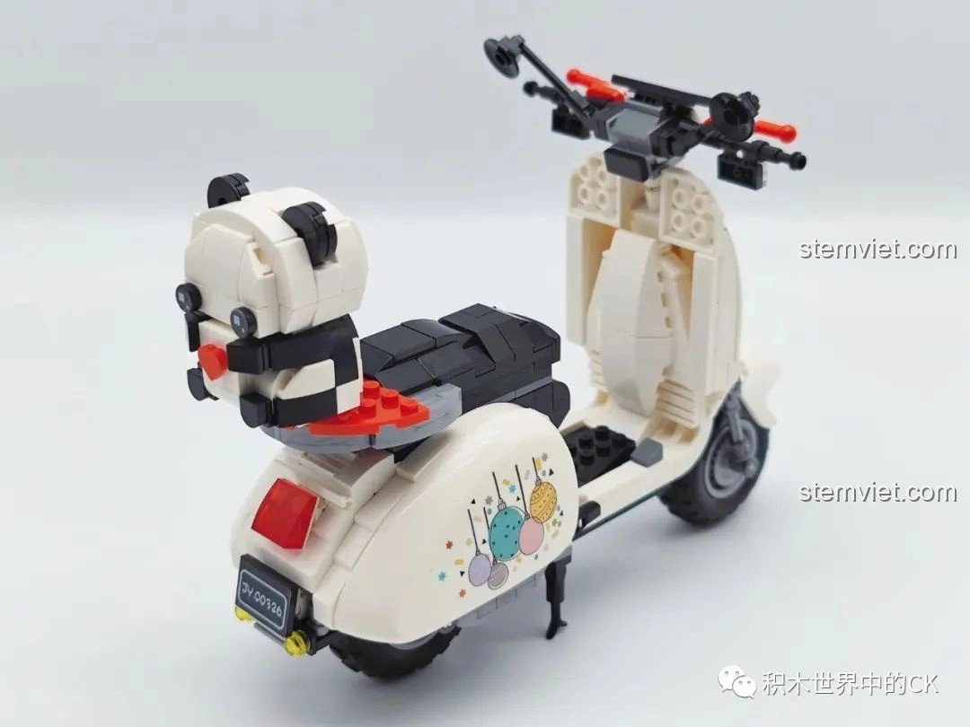 Góc nhìn khác của mô hình Xe mô tô Vespa Gấu Trúc Trắng Zhegao 00326 từ phía sau, thể hiện tổng thể phần đuôi xe.