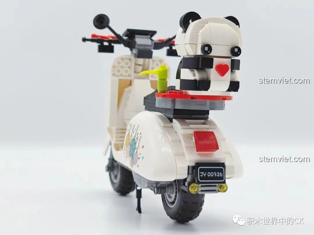 Mô hình Xe mô tô Vespa Gấu Trúc Trắng Zhegao 00326 nhìn từ phía sau, tập trung vào chú gấu trúc và biển số xe.