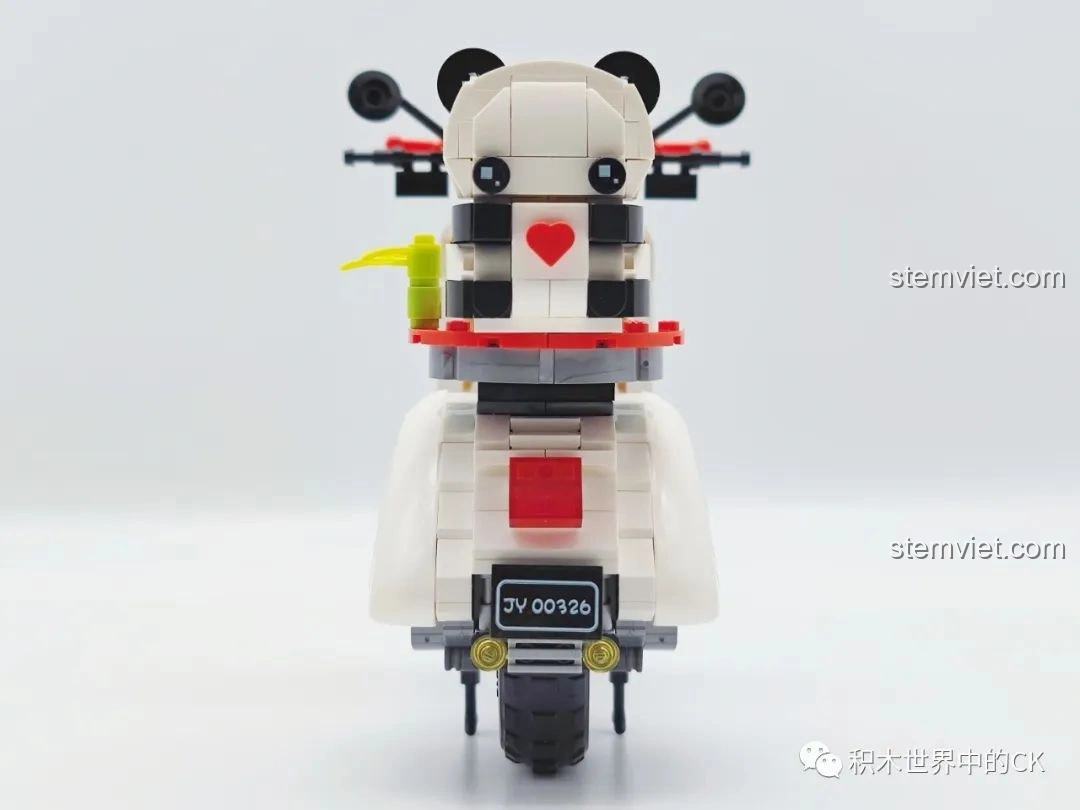 Mô hình Xe mô tô Vespa Gấu Trúc Trắng Zhegao 00326 nhìn chính diện từ phía sau, với đèn hậu và biển số rõ nét.