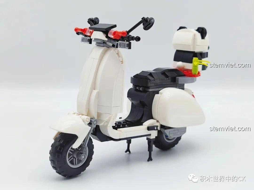 Mô hình Xe mô tô Vespa Gấu Trúc Trắng Zhegao 00326 đã hoàn thành, nhìn từ phía trước, với chú gấu trúc đáng yêu ở yên sau.