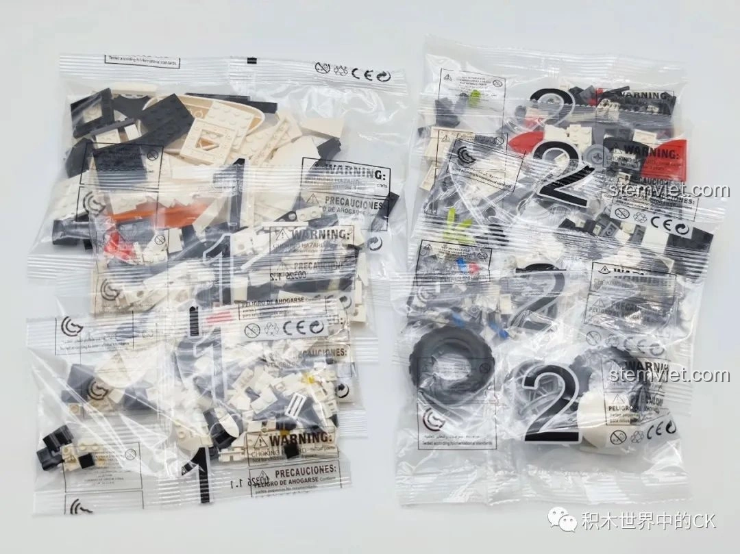 Các túi mảnh ghép mini block của bộ đồ chơi lắp ráp Xe mô tô Vespa Gấu Trúc Trắng Zhegao 00326, được đánh số theo từng giai đoạn lắp.