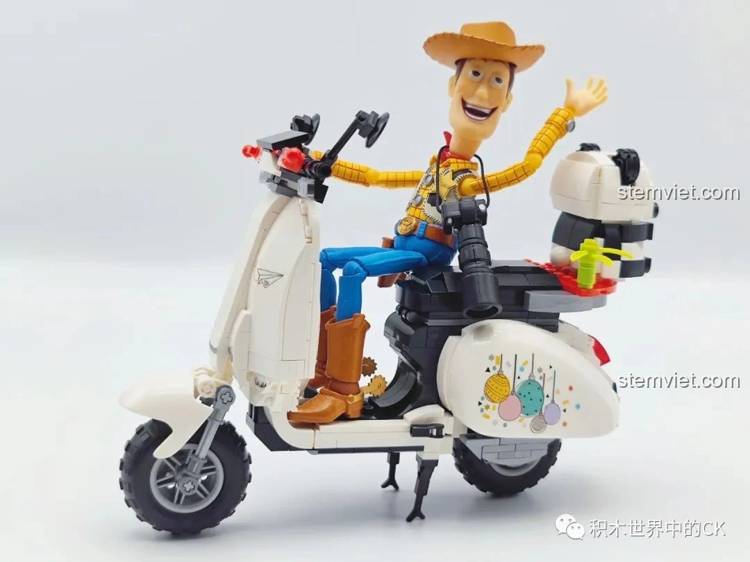 Mô hình Xe mô tô Vespa Gấu Trúc Trắng Zhegao 00326 cùng Woody và hai nhân vật khác, tạo cảnh chơi vui nhộn.