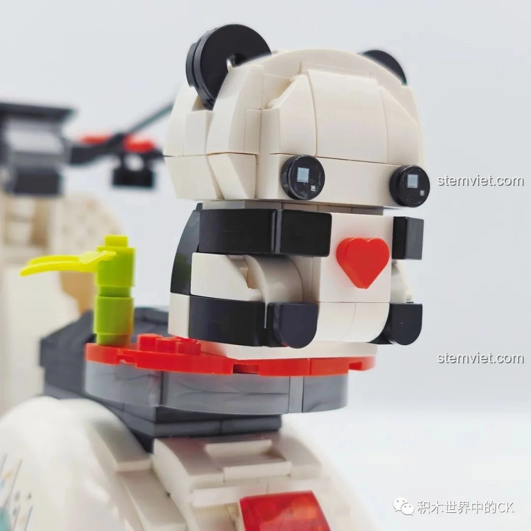 Mô hình Xe mô tô Vespa Gấu Trúc Trắng Zhegao 00326 với nhân vật Woody từ Toy Story đang ngồi trên xe, minh họa khả năng tương thích với các figure 6 inch.