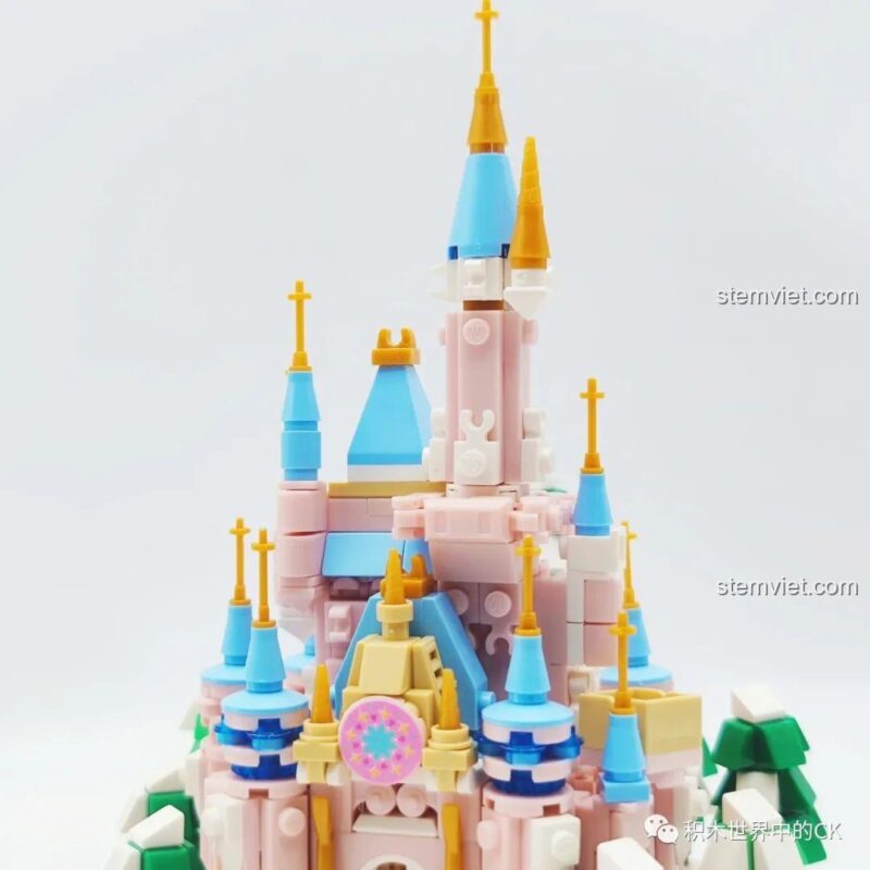 Mô hình Lâu đài Pha Lê 43, chi tiết cổng và tháp lâu đài, màu hồng pastel nhẹ nhàng, phù hợp sở thích bé gái 6 tuổi.