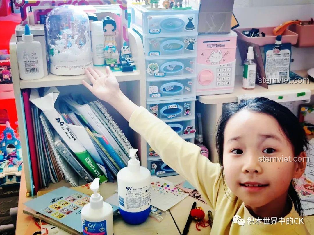 Bé gái đang chơi và tương tác với mô hình ZHEGAO 01043 Lâu đài Pha Lê, thể hiện tính giải trí và giáo dục của đồ chơi.