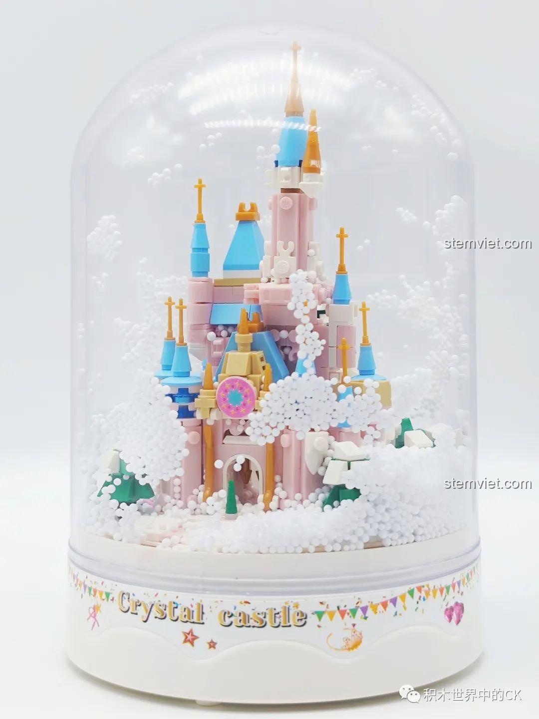 Mô hình ZHEGAO 01043 Lâu đài Pha Lê được đặt cạnh hộp sản phẩm, cho thấy kích thước và vẻ đẹp tổng thể.