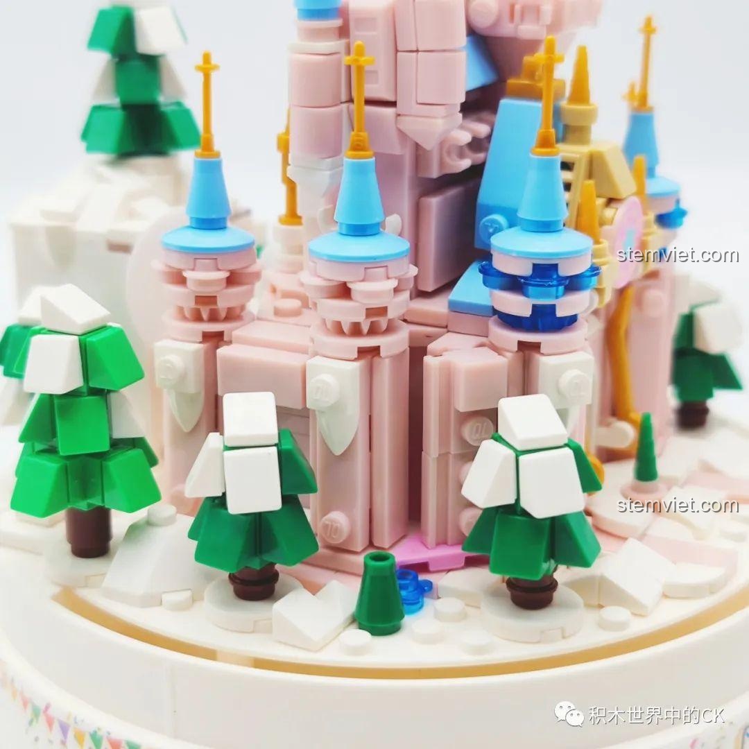 Cận cảnh các cây thông mini và chi tiết tuyết phủ của mô hình ZHEGAO 01043 Lâu đài Pha Lê, tạo không gian mùa đông.