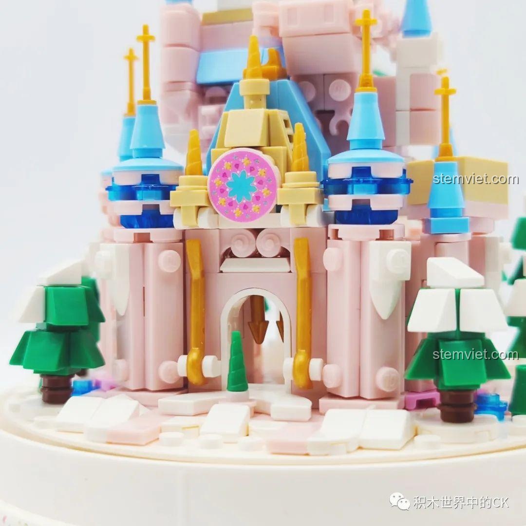 Cận cảnh cổng vào và các chi tiết kiến trúc nhỏ của mô hình ZHEGAO 01043 Lâu đài Pha Lê, thể hiện độ tinh xảo.