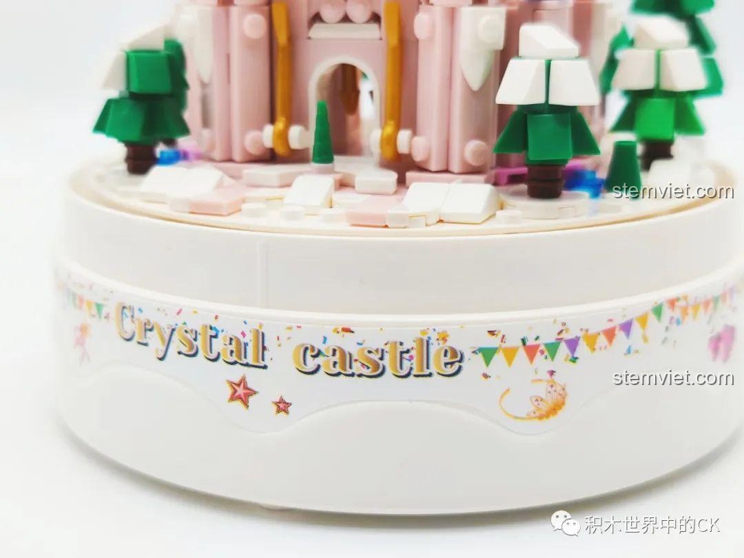 Chi tiết phần đế của mô hình ZHEGAO 01043 Lâu đài Pha Lê, với dòng chữ