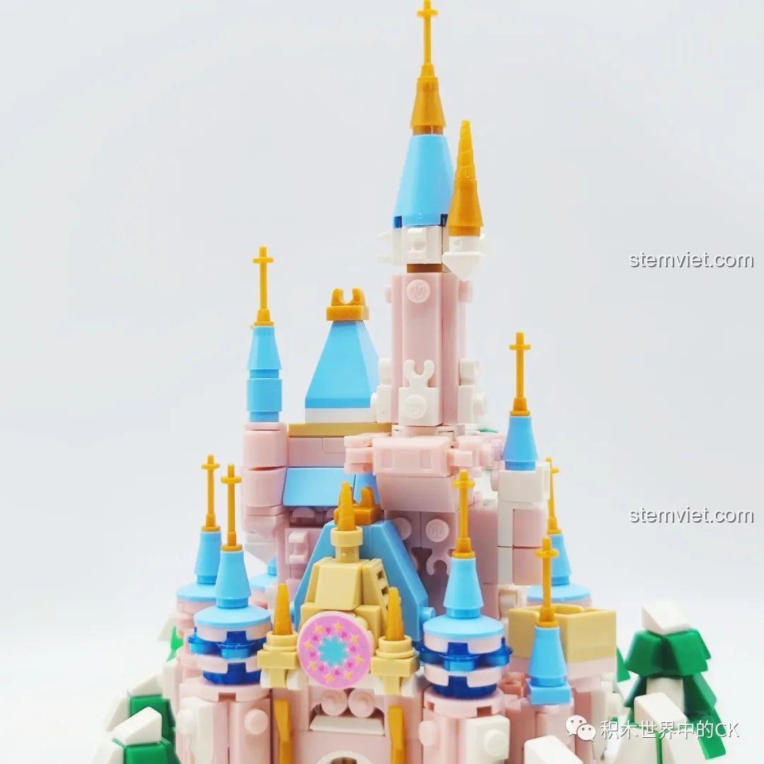 Cận cảnh các tháp nhọn và mái vòm của mô hình ZHEGAO 01043 Lâu đài Pha Lê, với màu sắc pastel dịu nhẹ.