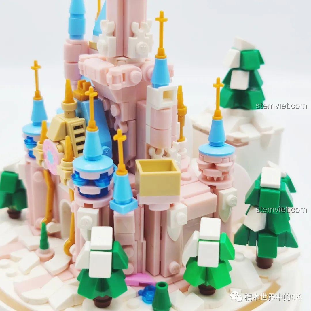 Góc nhìn khác của các tháp và chi tiết trang trí trên mô hình ZHEGAO 01043 Lâu đài Pha Lê, tăng tính thẩm mỹ.